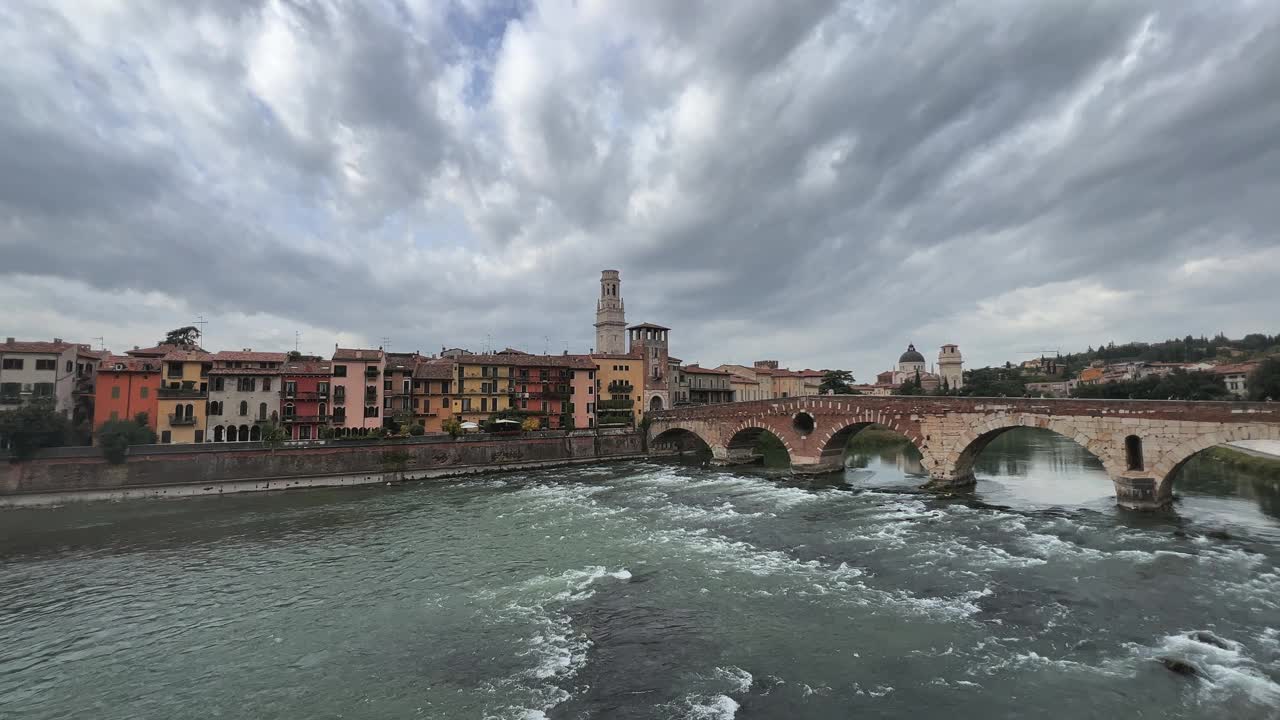 令人惊叹的全景维罗纳老城城市景观和庞特彼得拉在Adige河水阴天视频下载