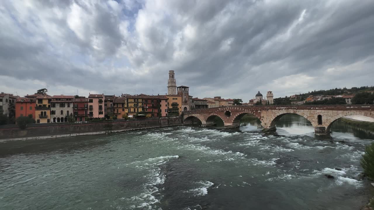 维罗纳老城的城市景观天际线和庞特彼得拉在阴天阿迪杰河。意大利视频下载