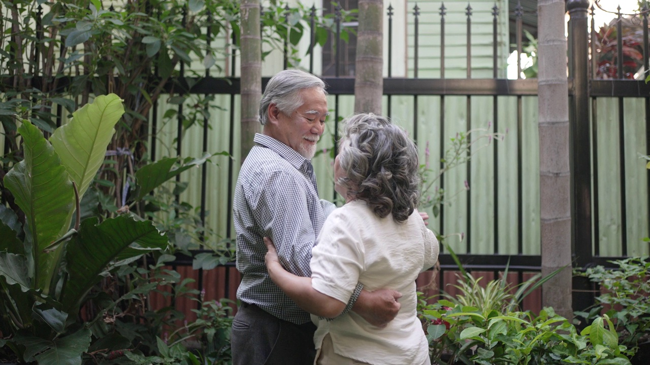 一对老夫妇在后院聊天。视频下载