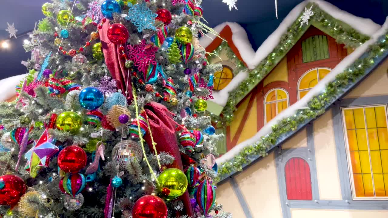 接近细节的美丽圣诞树充满媚俗的装饰品，旋转在精灵镇装饰与闪亮的小玩意。视频下载