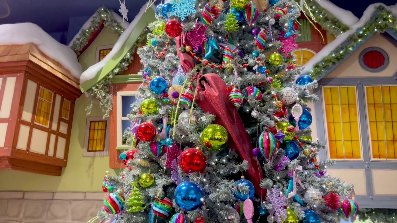 美丽的圣诞树充满了媚俗的装饰品旋转精灵镇装饰与闪亮的小玩意。视频下载