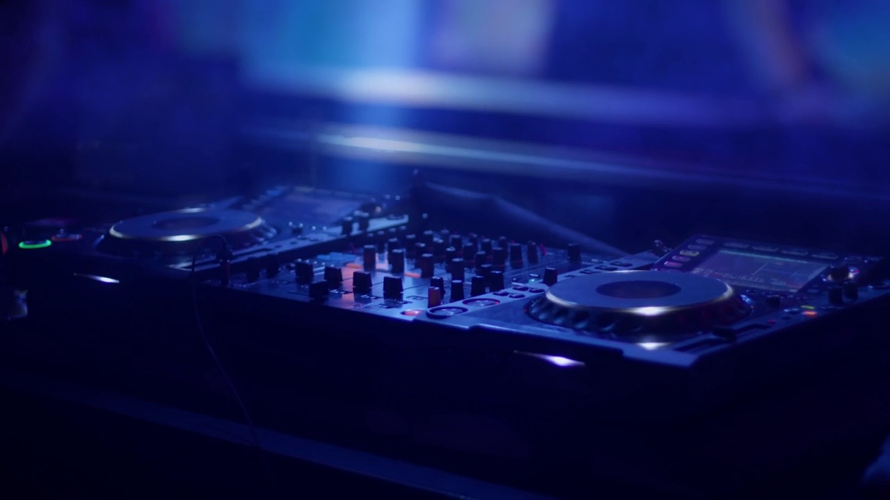 夜总会派对上的DJ设备和音乐设备视频素材