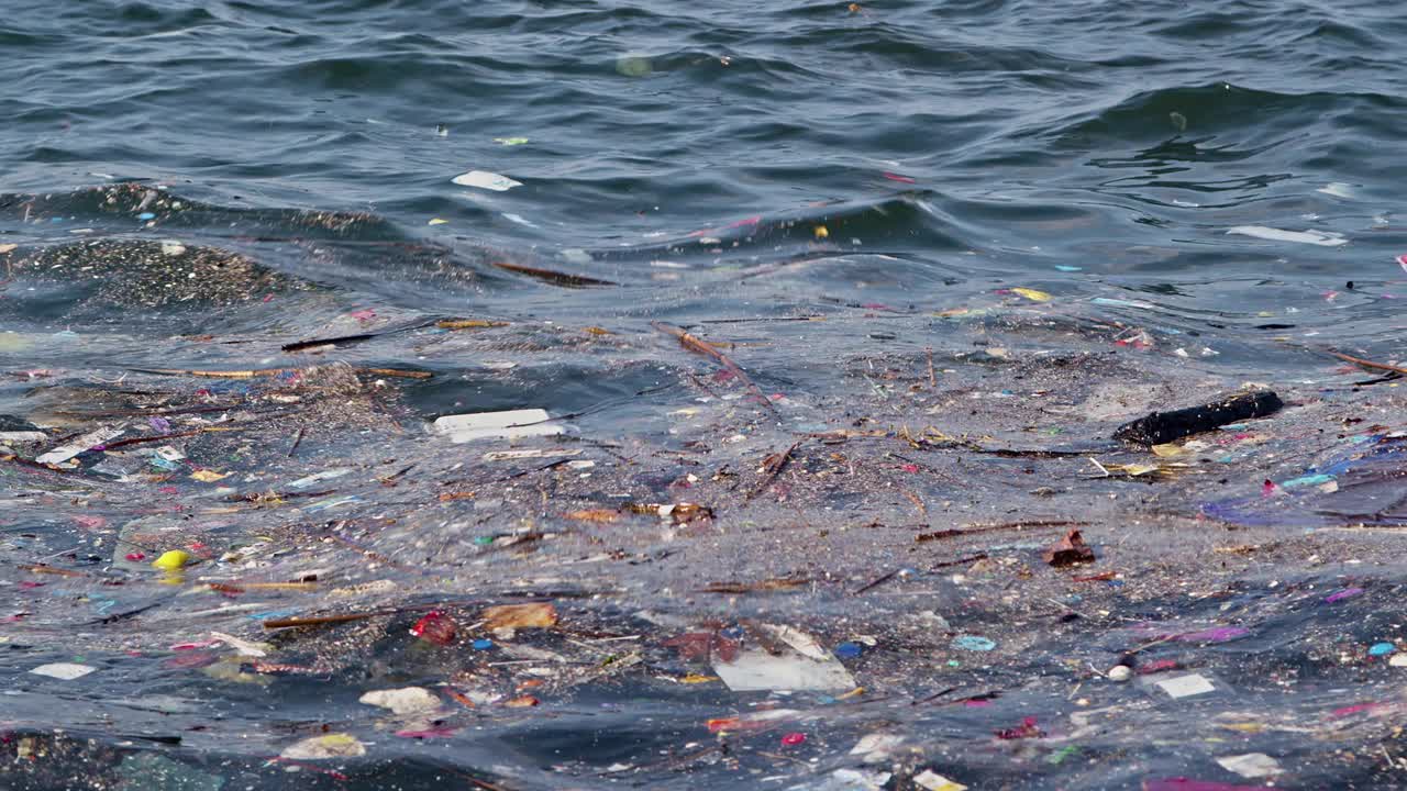 漂浮在海水上的塑料袋和塑料垃圾视频素材