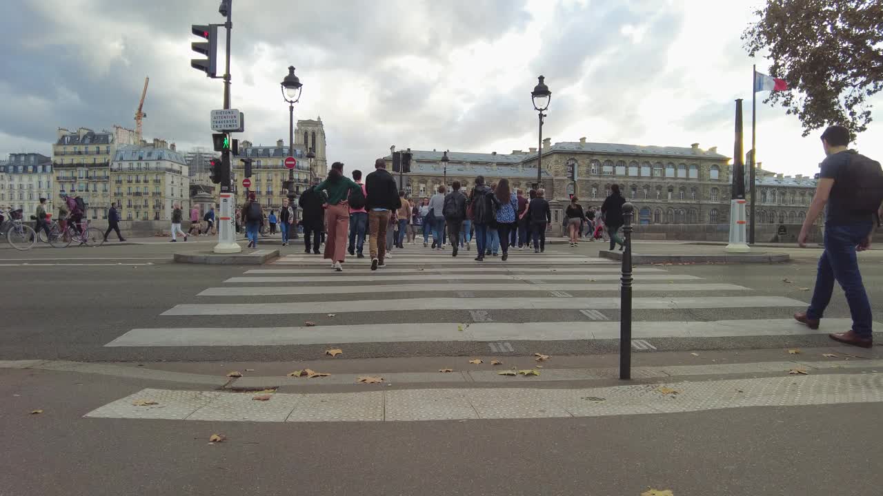 在巴黎，人们穿过人行道视频素材