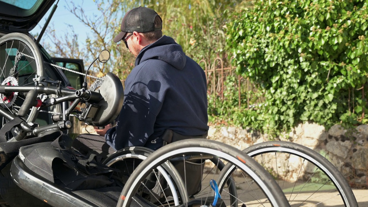 残疾运动员准备骑他的手自行车。高质量4k镜头视频下载
