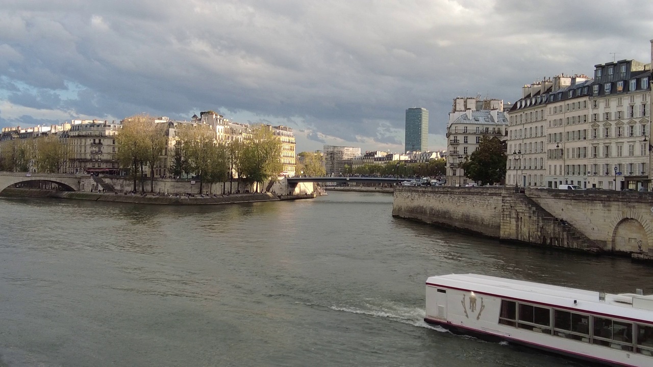 巴黎塞纳河沿岸的码头视频素材