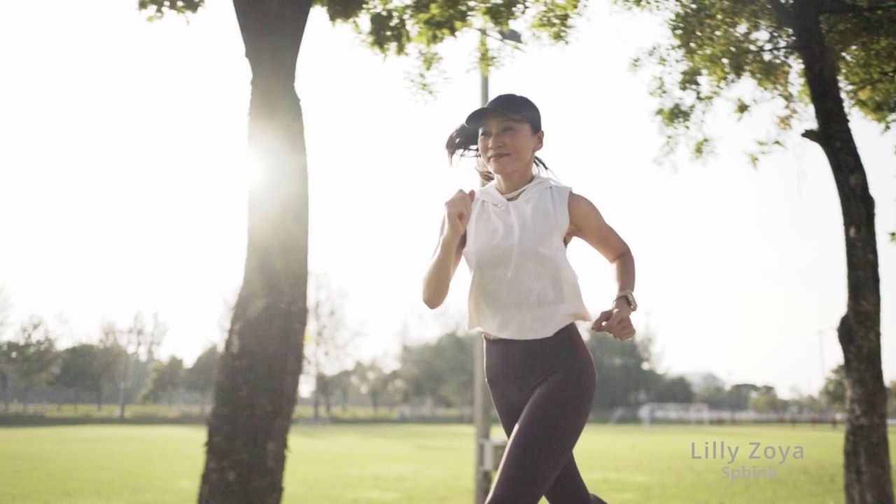 年轻女子在公园跑步的慢镜头。视频素材