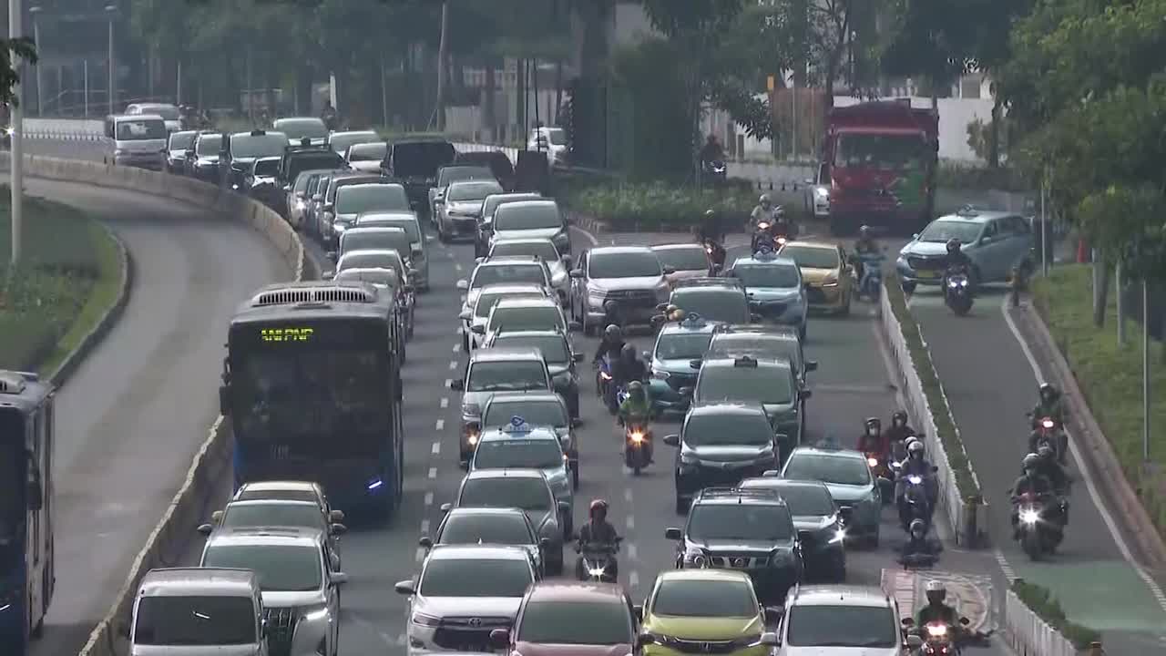 高角度拍摄，印度尼西亚雅加达的交通堵塞视频素材