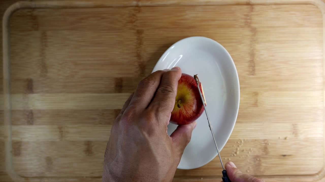 切苹果的人。切水果的人。苹果片。在砧板上切水果视频素材