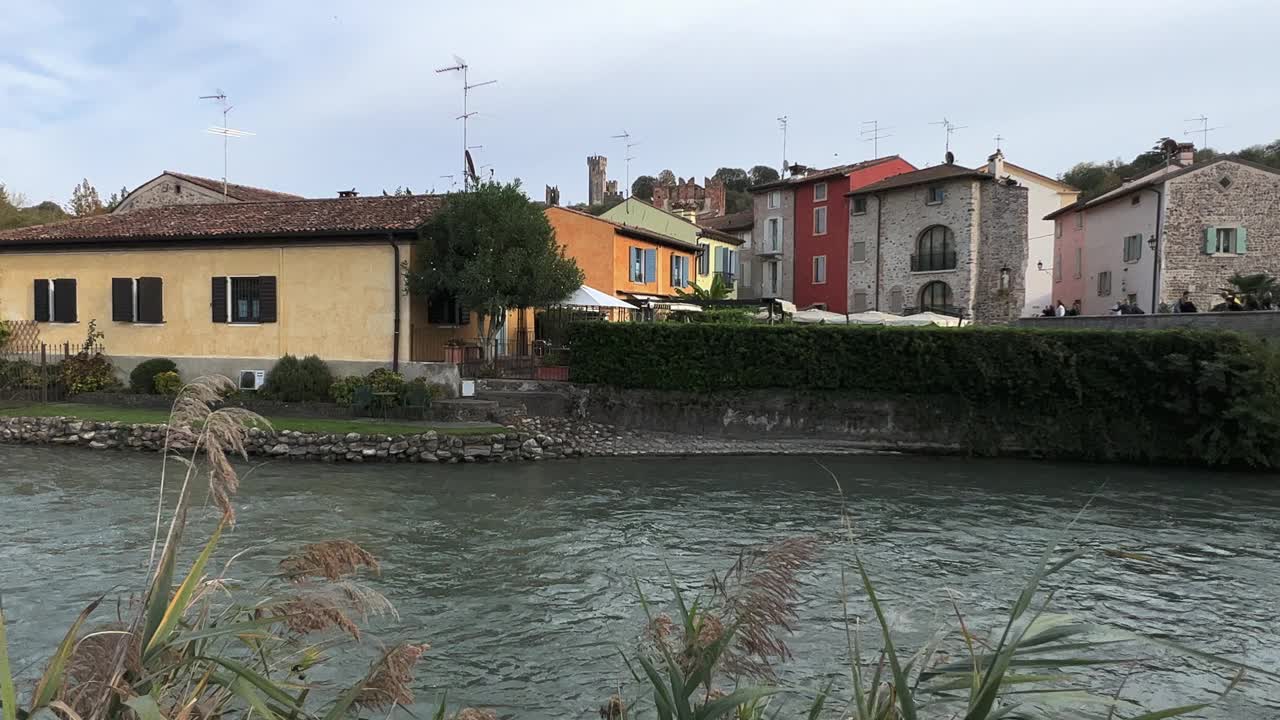 中世纪村庄Borghetto Sul Mincio和Mincio河的景色视频下载