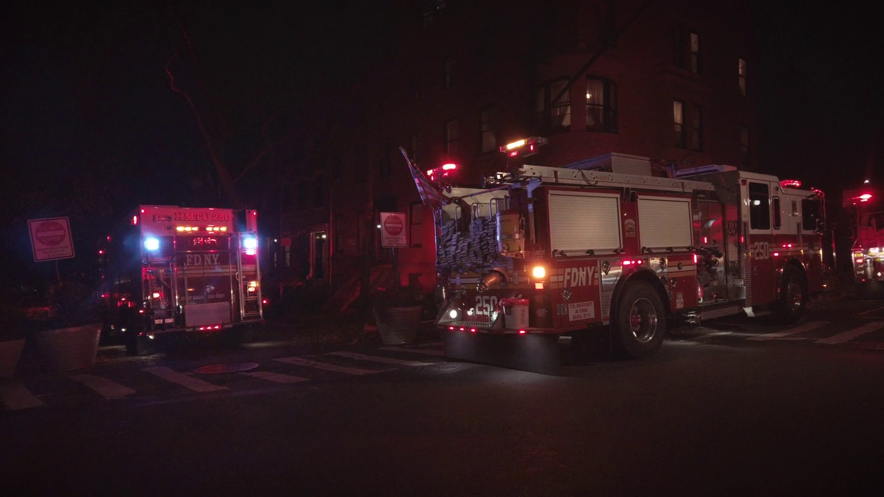 消防局纽约消防局的车辆有闪烁的应急灯视频素材