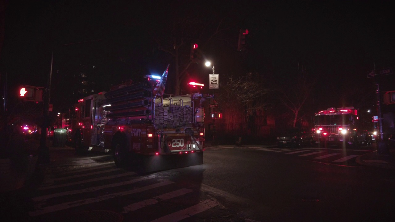 消防局纽约消防局的车辆有闪烁的应急灯视频素材
