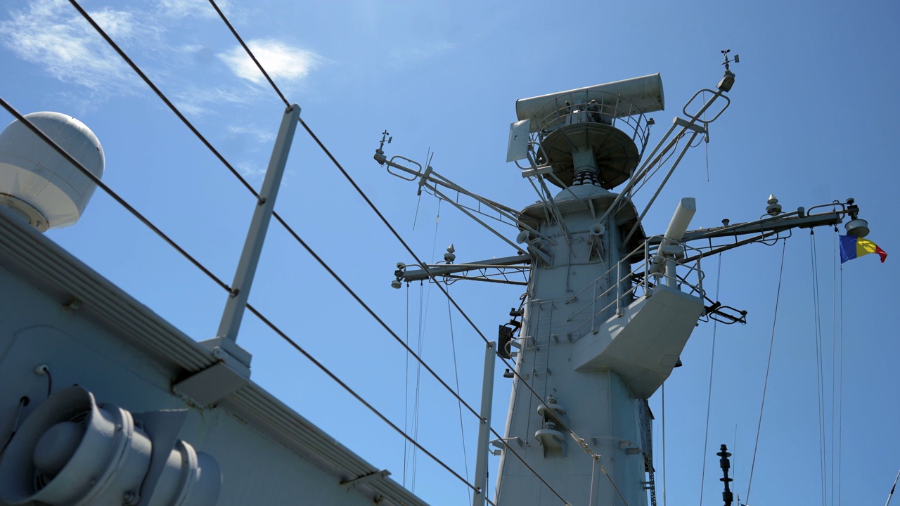 海军舰船上的军事雷达空中监视视频下载