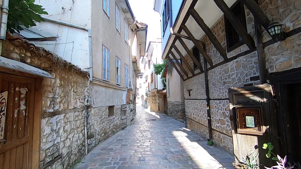 北马其顿奥赫里德历史中心的古老石砌街道视频下载