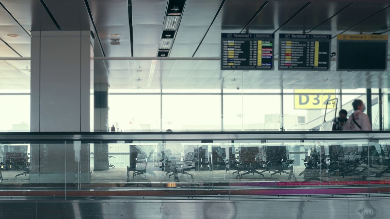 新加坡- 2022年9月23日:人们在机场行走的时间地图，人们拉着行李车入境和出境的国际旅客步行视频素材