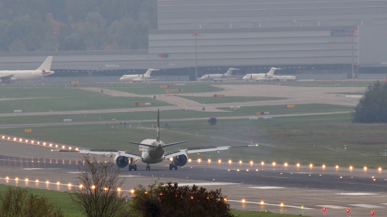 慢镜头——飞机抵达机场视频素材