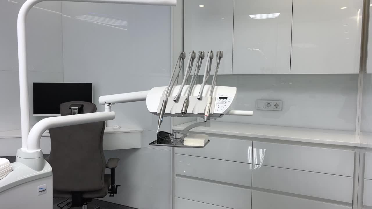 牙医椅，明亮的内部现代空牙科手术现代实践牙科，医学口腔科概念现代牙科诊所办公室室内散景口腔柜内部视频素材