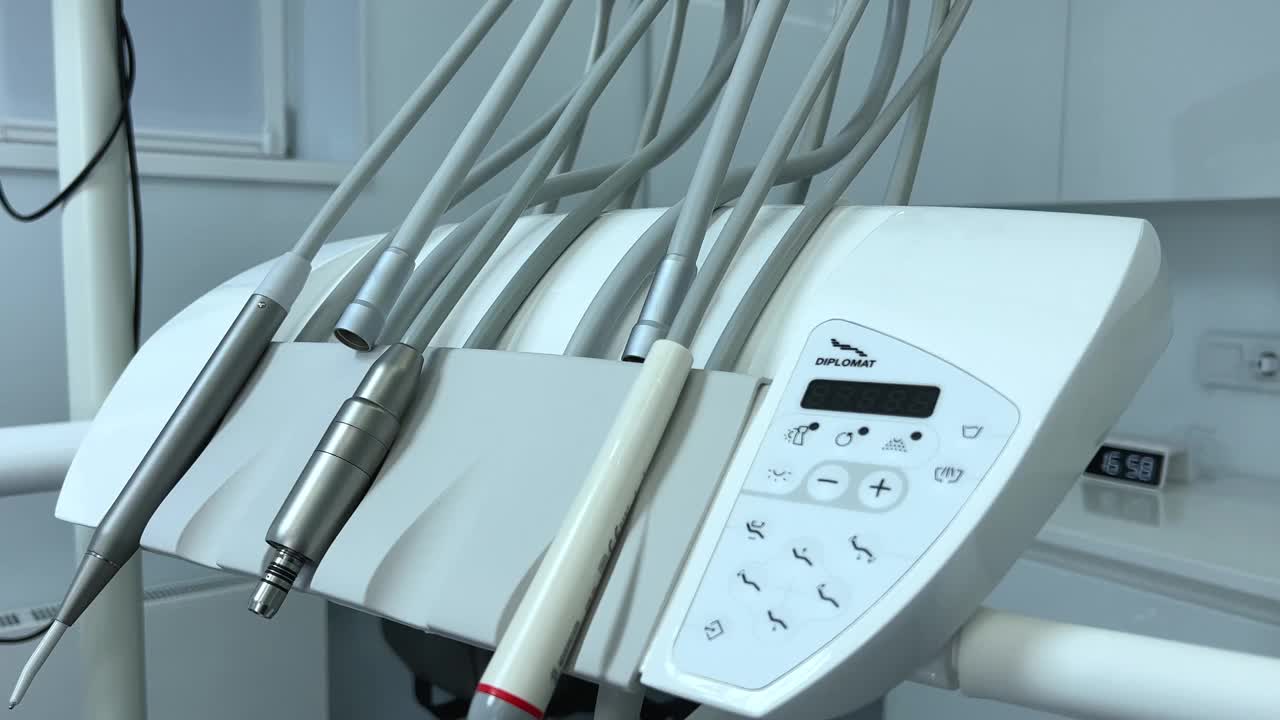 牙医椅，明亮的内部现代空牙科手术现代实践牙科，医学口腔科概念现代牙科诊所办公室室内散景口腔柜内部视频素材