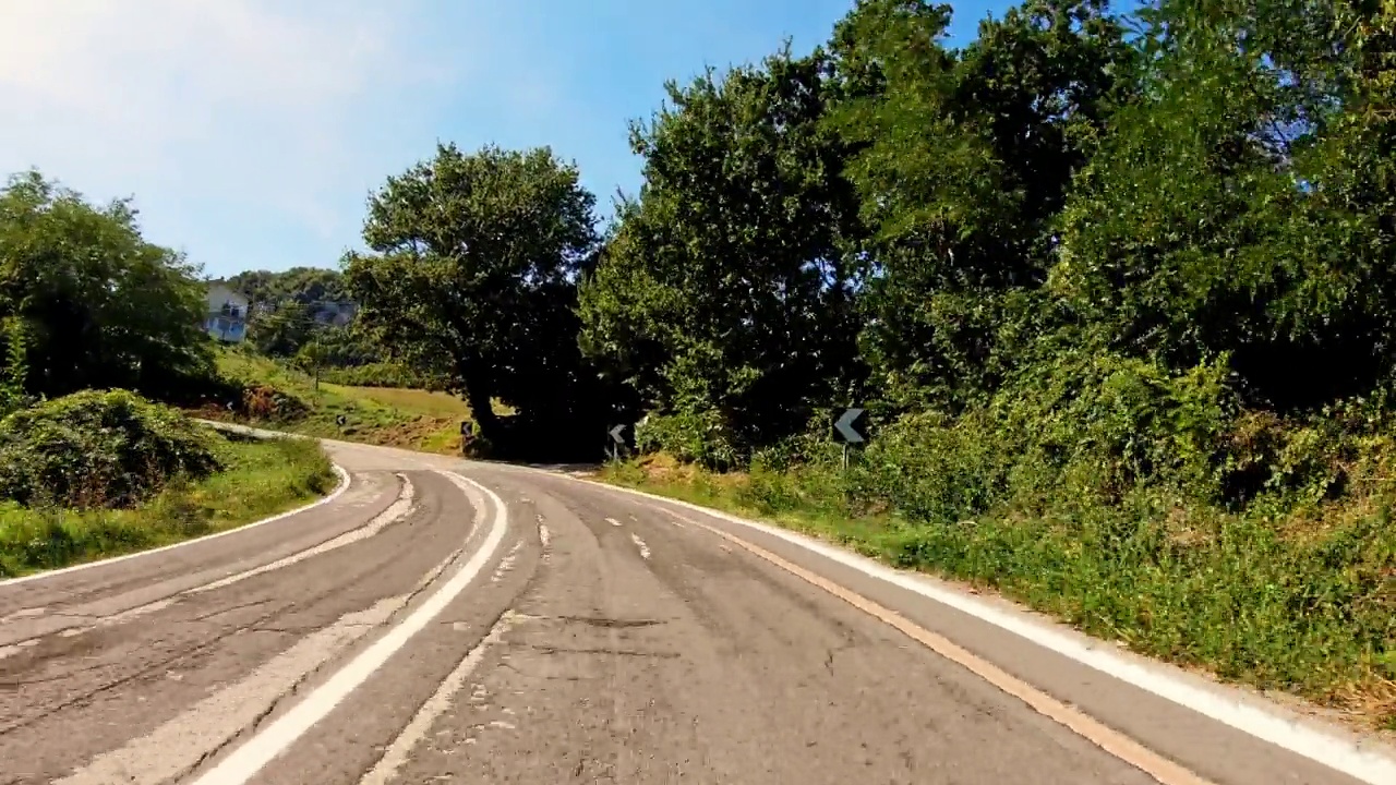 高速汽车在道路上的观点视频素材