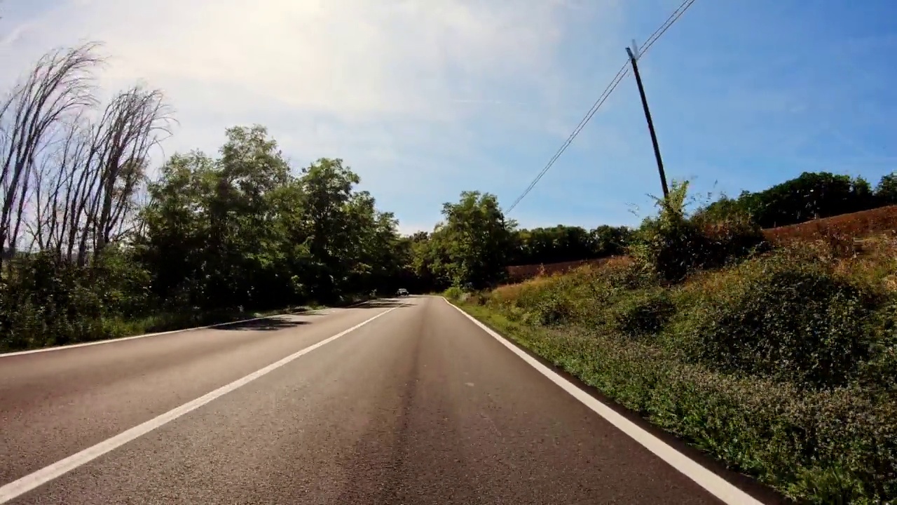 高速汽车在道路上的观点视频素材