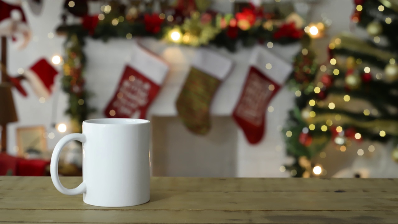白色马克杯放在圣诞气氛的木桌上。视频素材