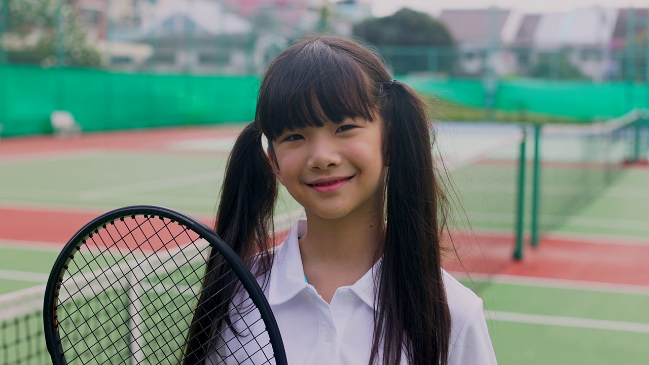 活泼女孩肖像，网球。视频素材