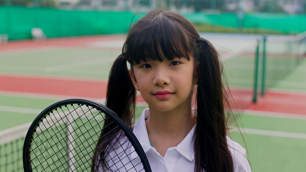 活泼女孩肖像，网球。视频素材