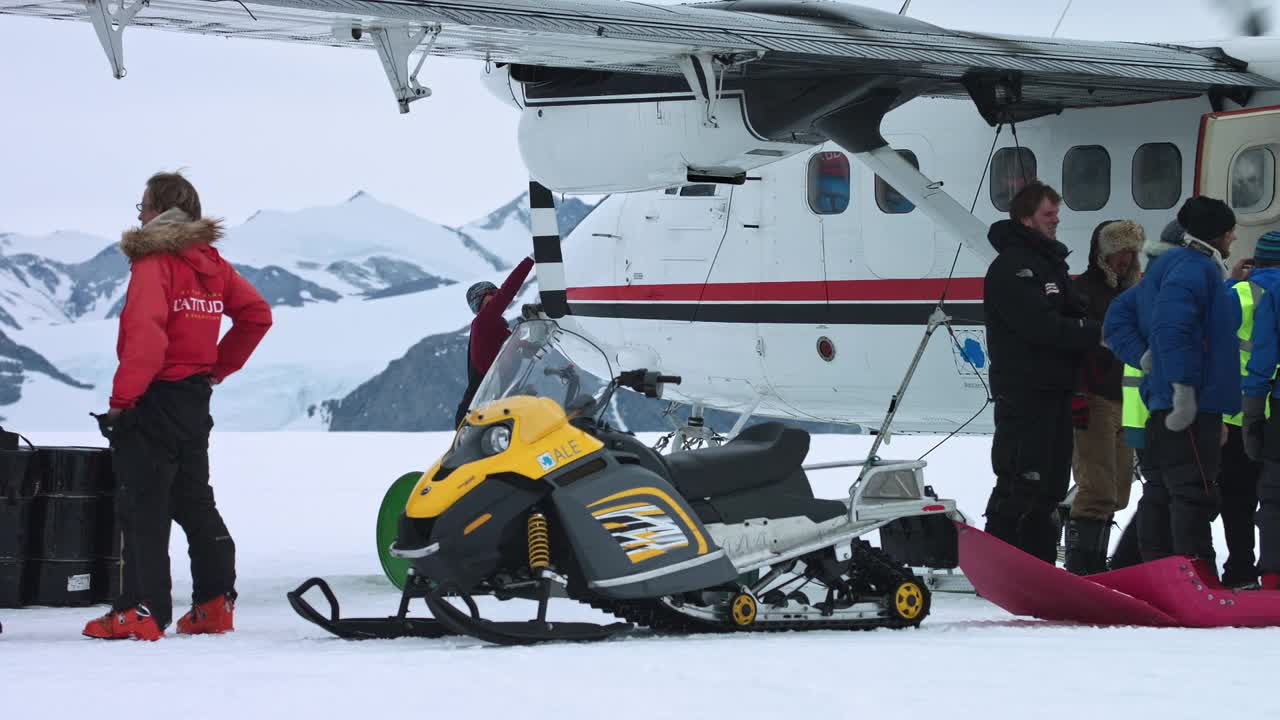 潘女士:人们从南极UGL / Union冰川上的双水獭号滑雪板上下来视频下载