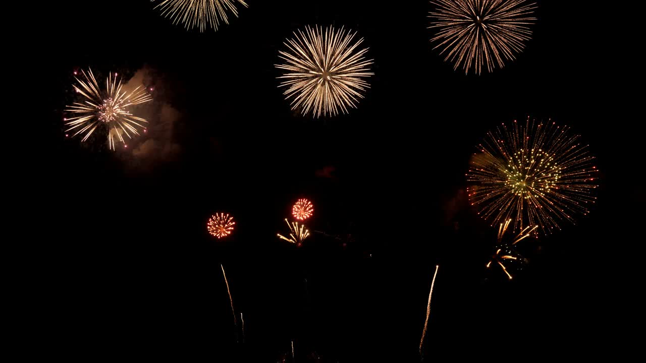 真正五彩缤纷的烟花庆祝新年的夜晚。视频下载