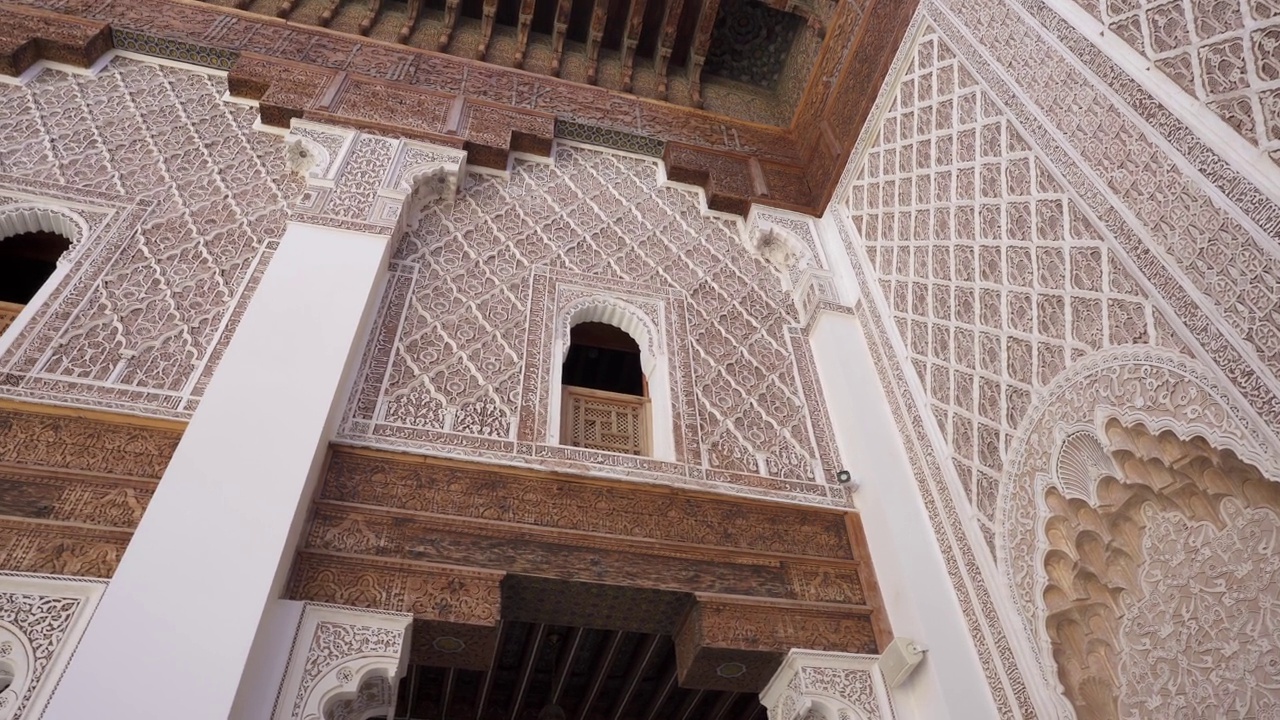 摩洛哥马拉喀什古建筑的低角度视图视频下载