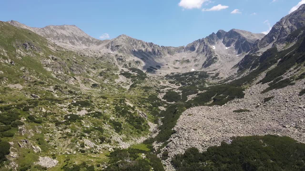 保加利亚Kamenitsa和Yalovarnika峰附近的Pirin山鸟瞰图视频下载