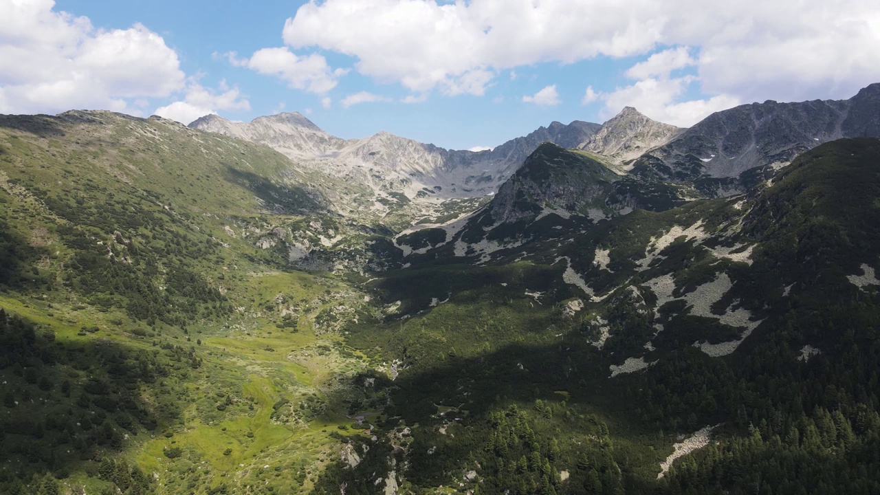 保加利亚Kamenitsa和Yalovarnika峰附近的Pirin山鸟瞰图视频下载