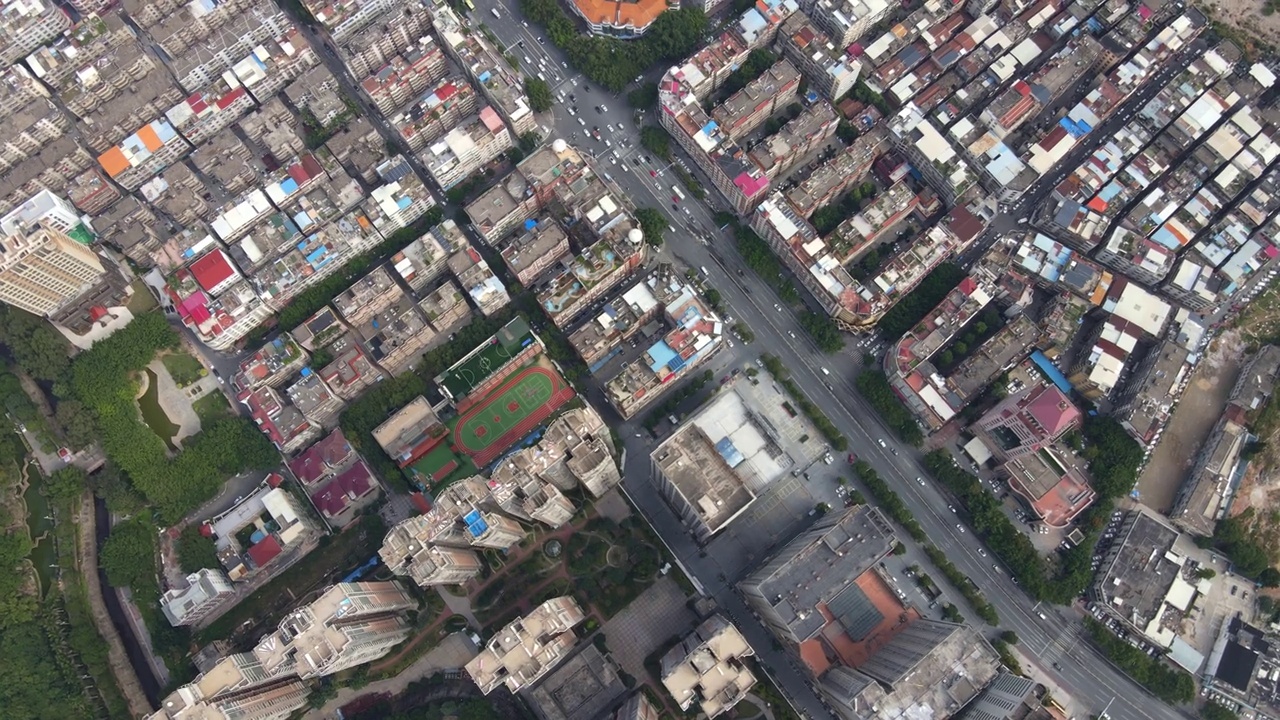 城市街道和住宅建筑的垂直鸟瞰图视频下载