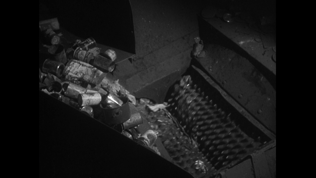 尖刺滚轮粉碎钢罐回收;1951视频素材