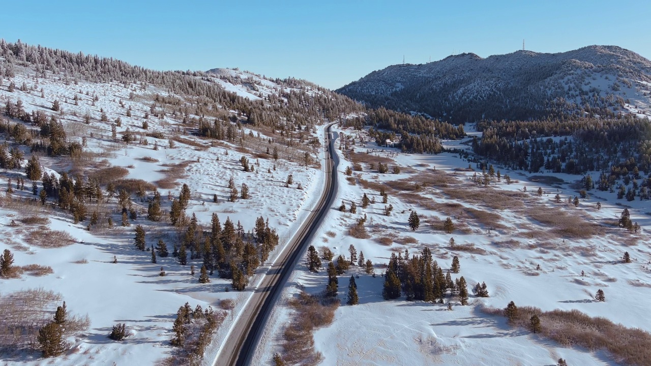 沿山路的空中冬季景观视频素材