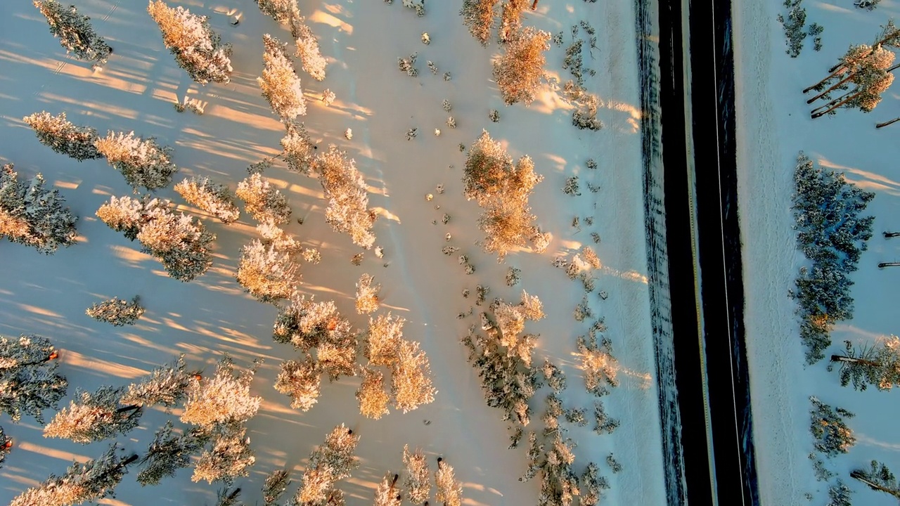 沿山路的空中冬季景观视频素材