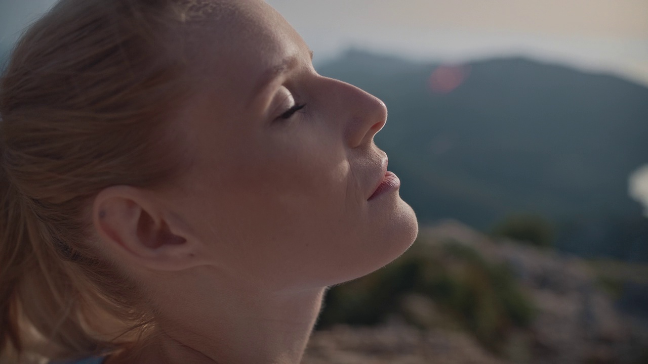 与自然合一。一名女子在岩石山顶冥想。对着镜头调情视频下载