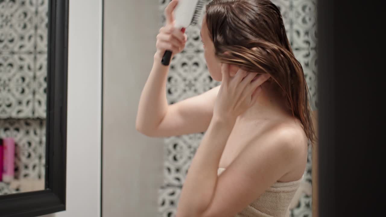 女人在浴室淋浴后用毛巾吹风机视频素材