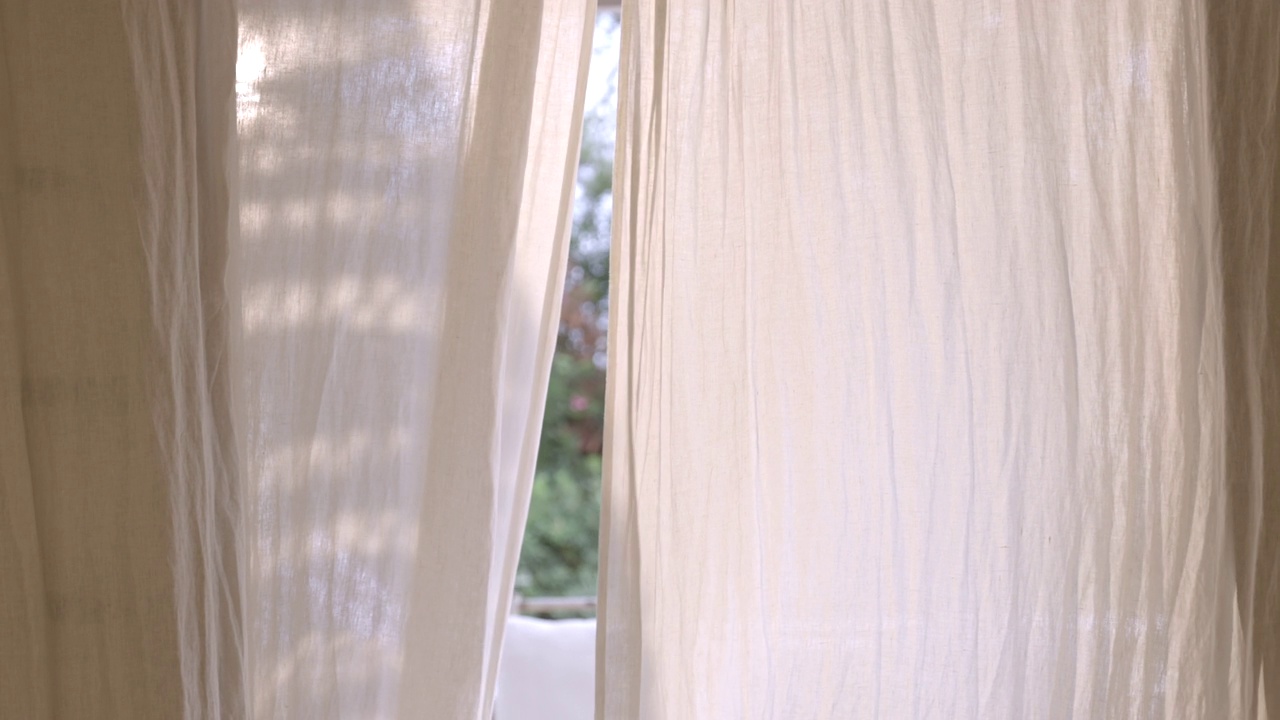 在风中吹起的透明窗帘的特写。视频素材
