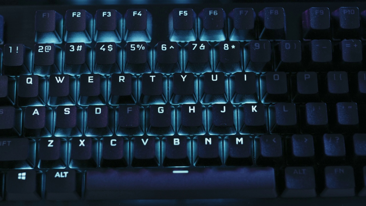 手，霓虹灯键盘和灯的数字技术，背光辉光和网络黑客工作的键盘。未来科技，程序员打字和电脑ui设计或电脑游戏玩家按钮rgb彩色显示视频下载