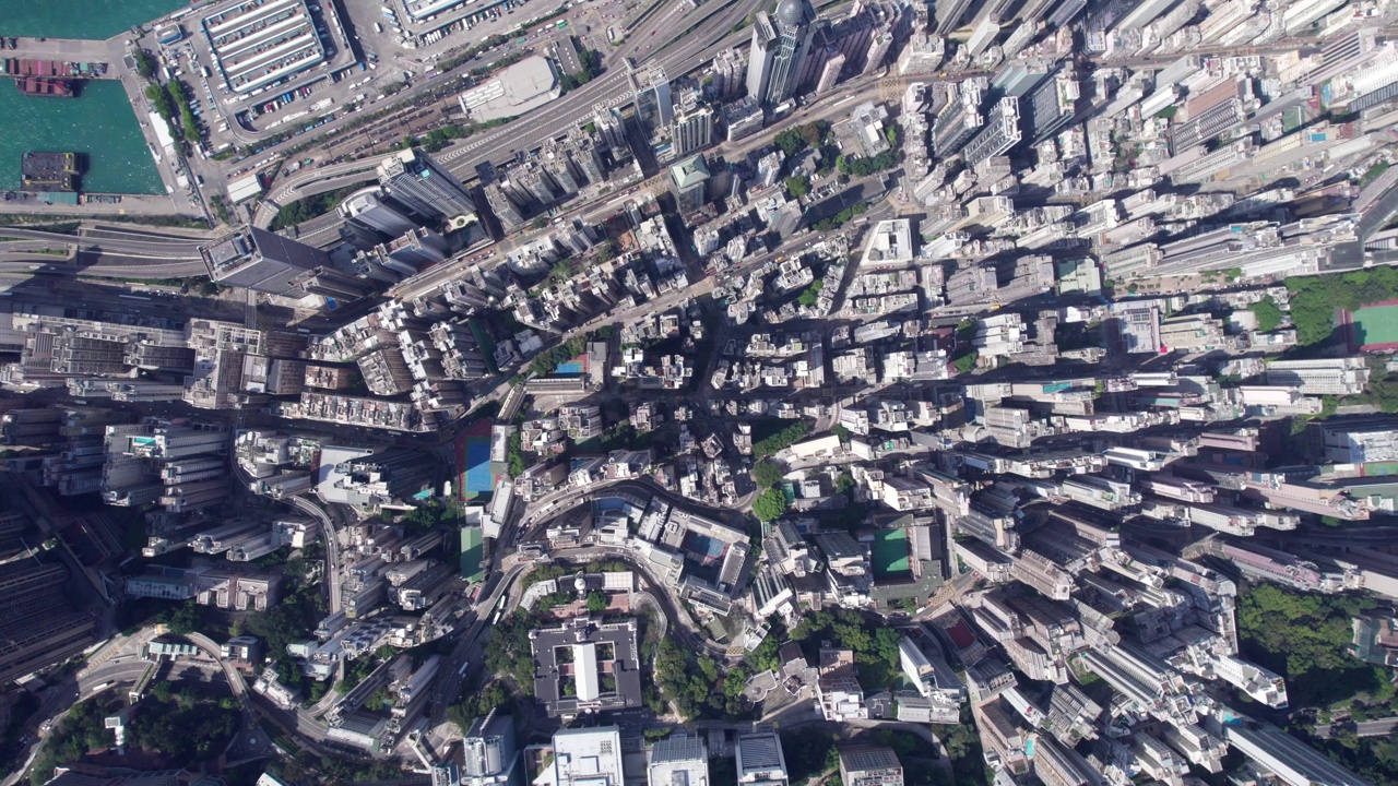 香港上环摩天大楼的壮丽鸟瞰图。密集拥挤的城市景观视频下载