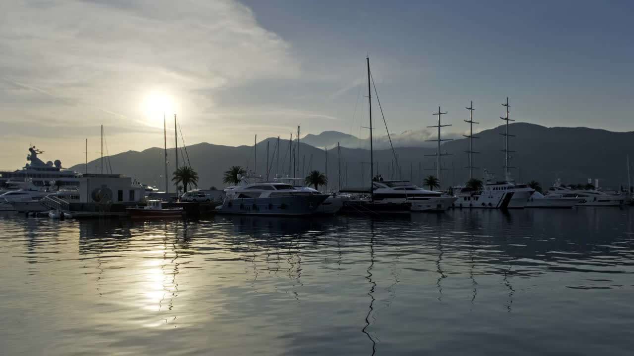 日落时停泊的游艇和摩托艇视频素材