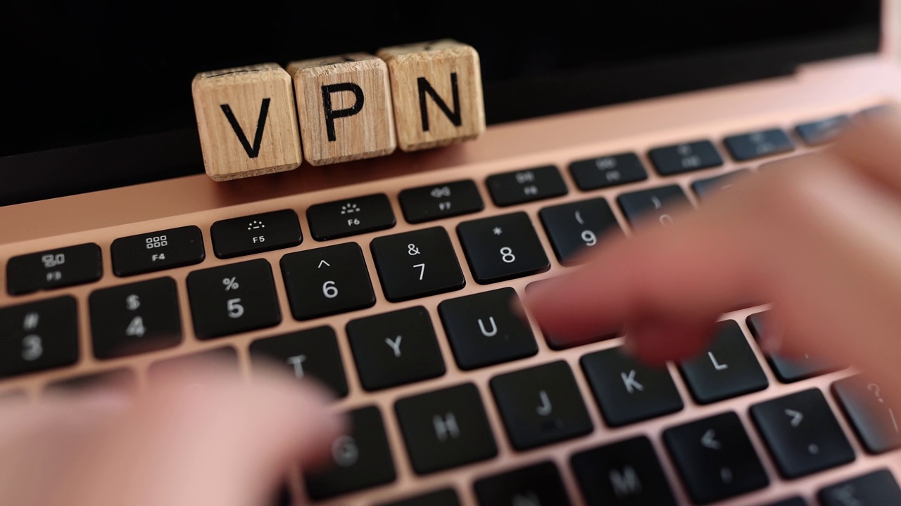 VPN字对木块笔记本电脑键盘特写4k电影慢动作视频下载