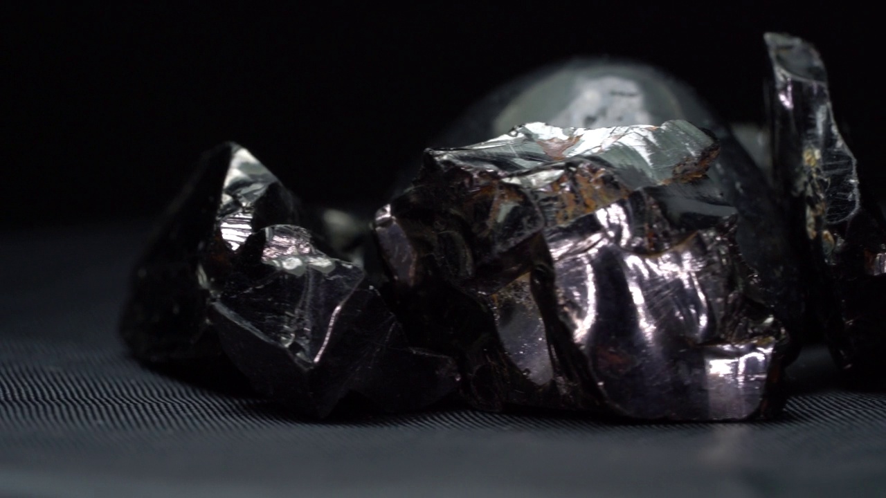 美丽的Shungite矿物在工作室拍摄4K视频下载