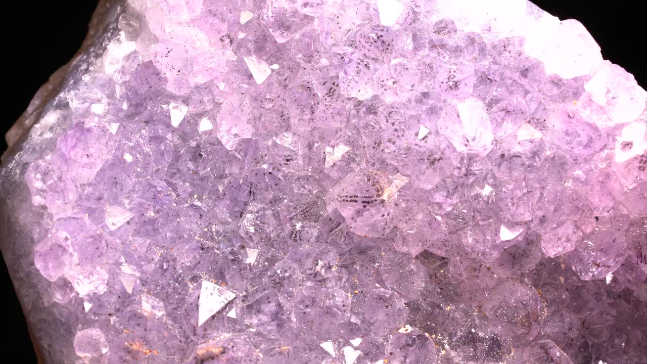 带有矿物包裹体的美丽紫色石英在4K演播室以高分辨率拍摄视频下载