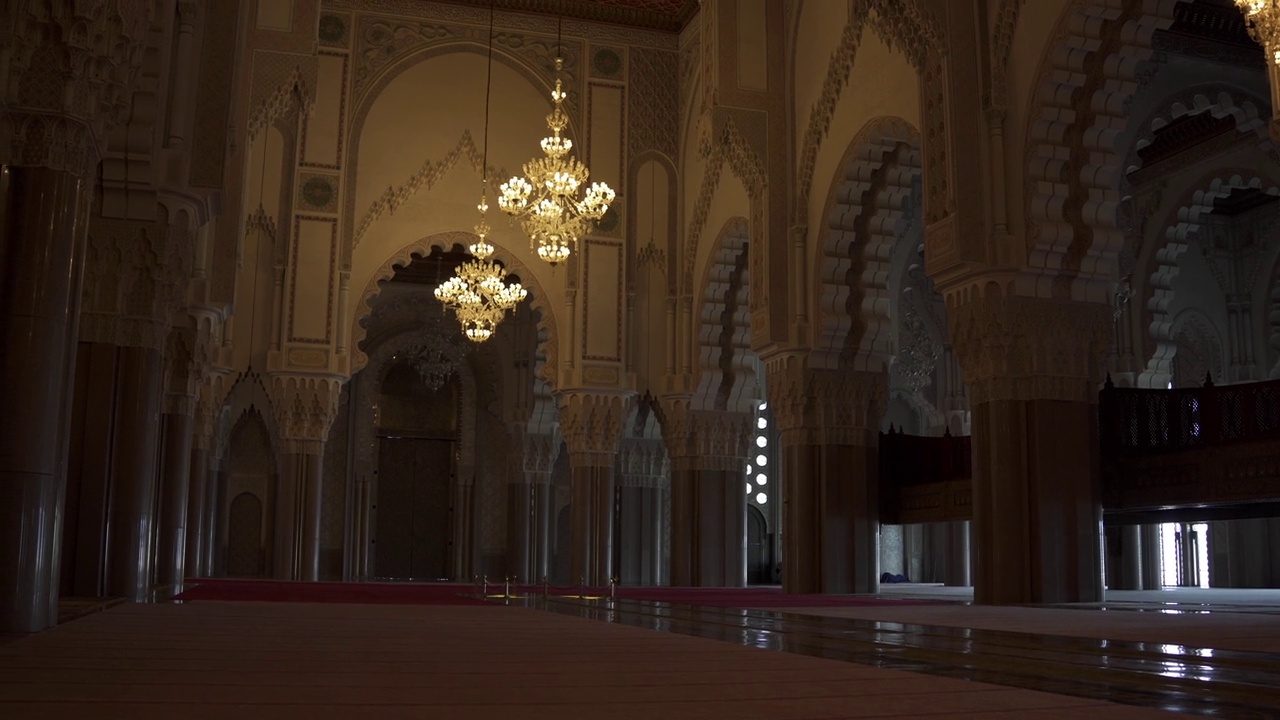 摩洛哥卡萨布兰卡的哈桑二世清真寺内部。视频下载