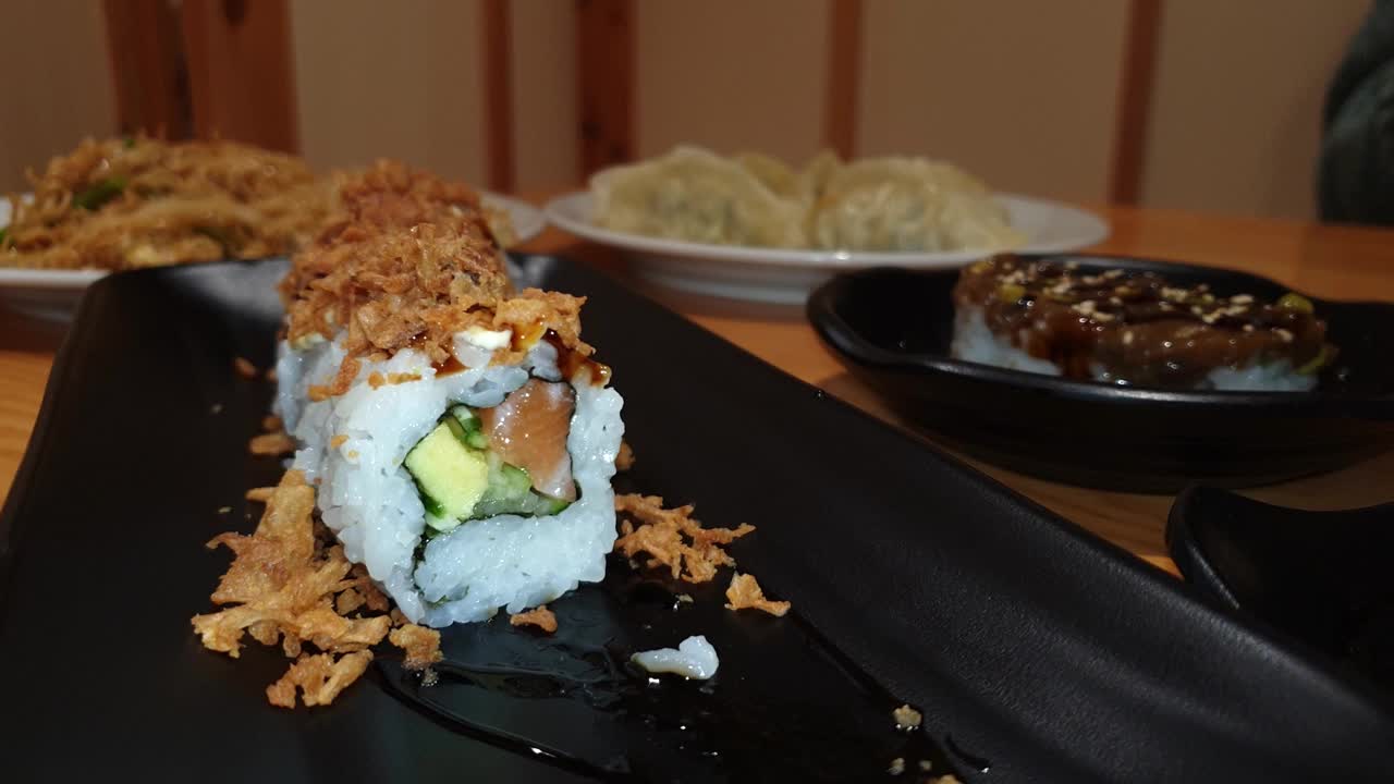 一个人用筷子吃加州面包卷的特写，4K拍摄视频素材