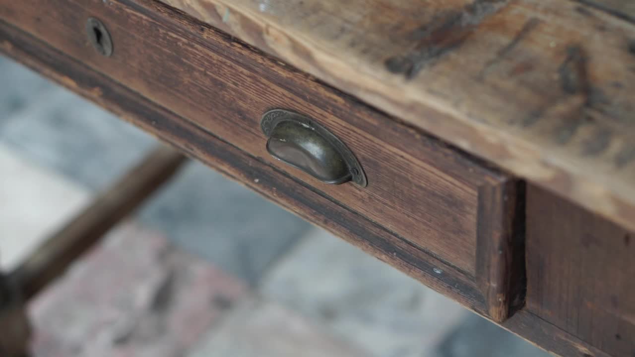 特写镜头的一个古老的复古木桌锁抽屉在高清视频下载