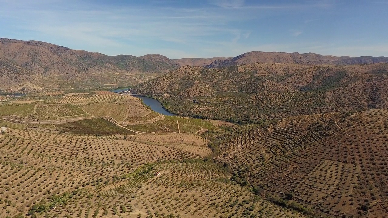 葡萄牙，杜罗国际山谷在阳光明媚的一天4K鸟瞰图视频下载