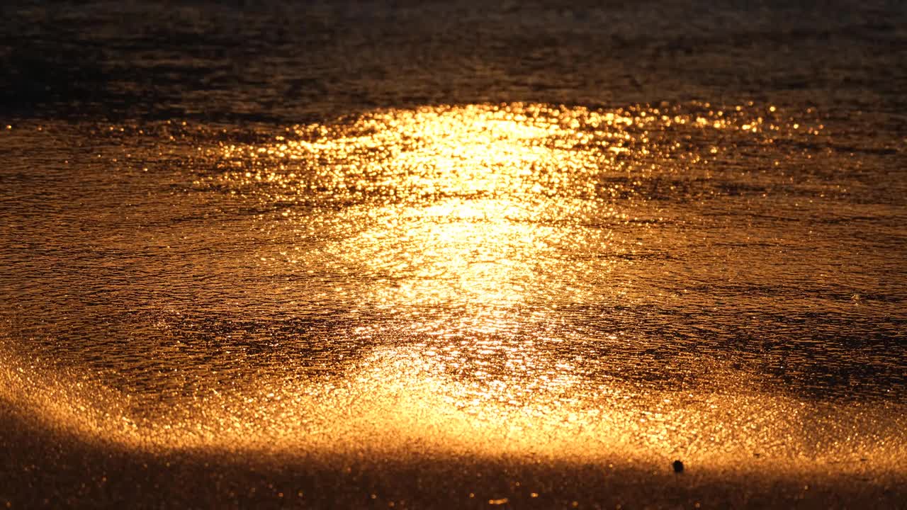 阳光反射波浪海岸的美丽景色视频素材